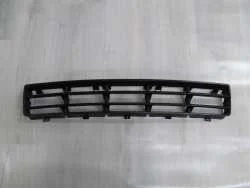 Niska cena VW GOLF IV 97-06 ATRAPA KRATKA ZDERZAKA SRODKOWA 1J0853677D