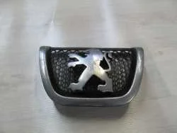 PEUGEOT 607 05-10 LOGO EMBLEMAT ATRAPA GRILL ZNACZEK 9649004577 Tylko do końca tygodnia